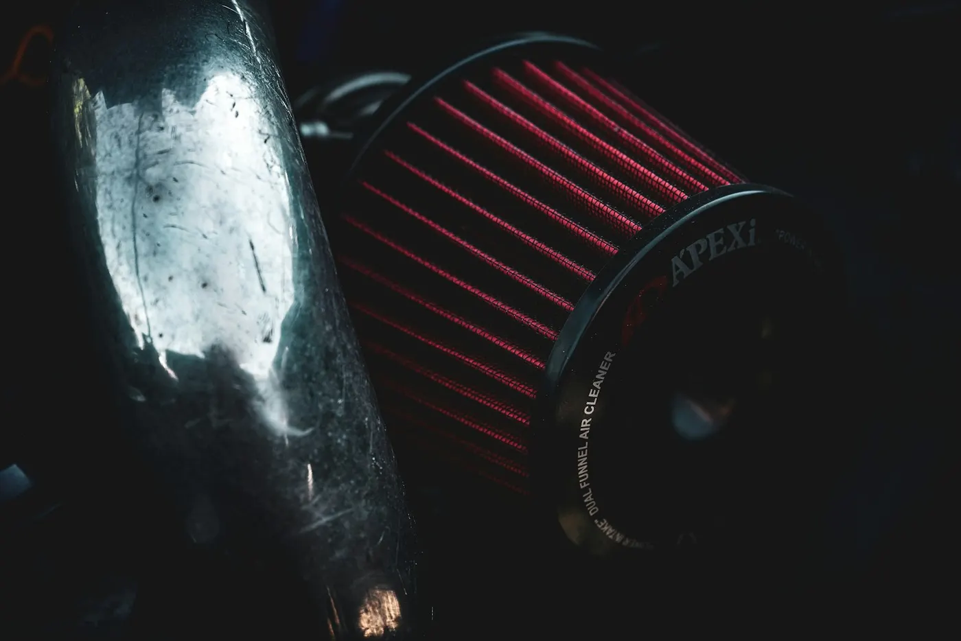 Sportski filter zraka na tamnoj podlozi